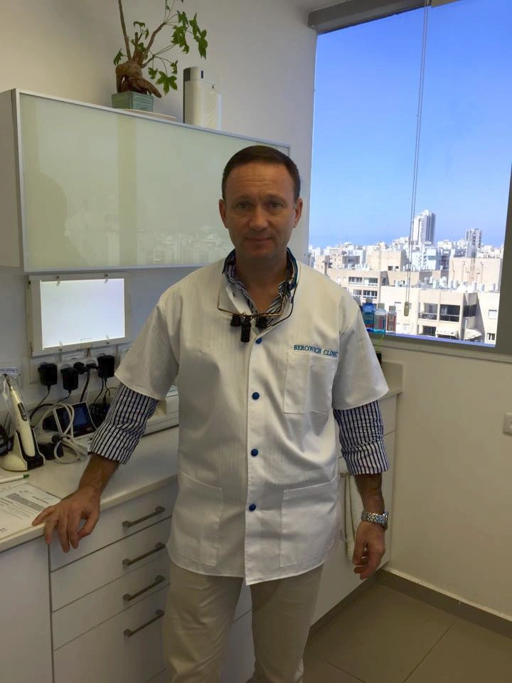 דר חיים ברקוביץ במרפאתו